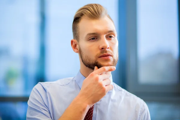 Beau homme d'affaires au bureau — Photo