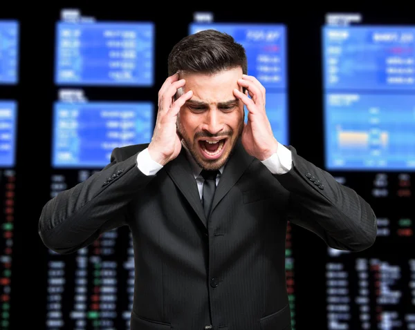 Бізнесмен дивиться на монітори на фондовій біржі — стокове фото