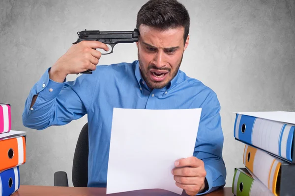 Empresario apuntando arma a cabeza — Foto de Stock