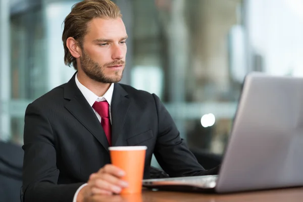 Geschäftsmann mit Laptop — Stockfoto