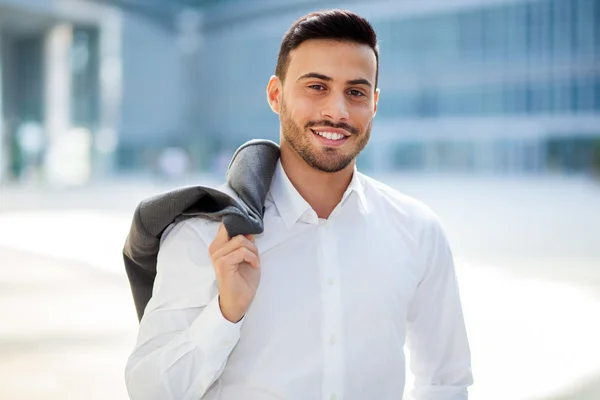 Hombre de negocios guapo en un entorno urbano —  Fotos de Stock