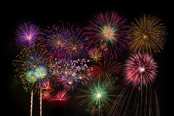 Fuegos artificiales de colores sobre fondo oscuro —  Fotos de Stock