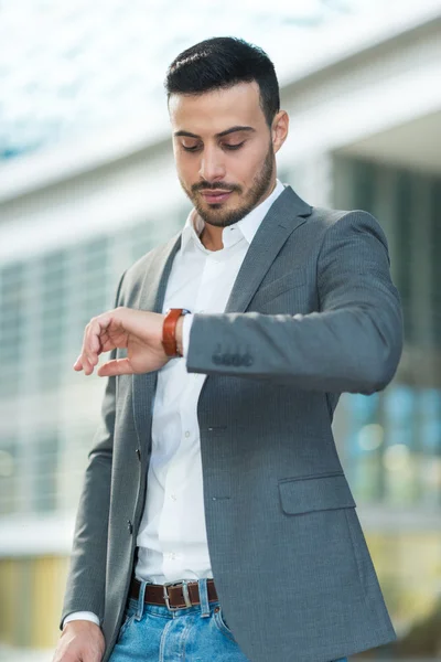 Empresario viendo reloj de pulsera —  Fotos de Stock