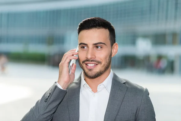 Egy férfi beszél a telefonban. — Stock Fotó