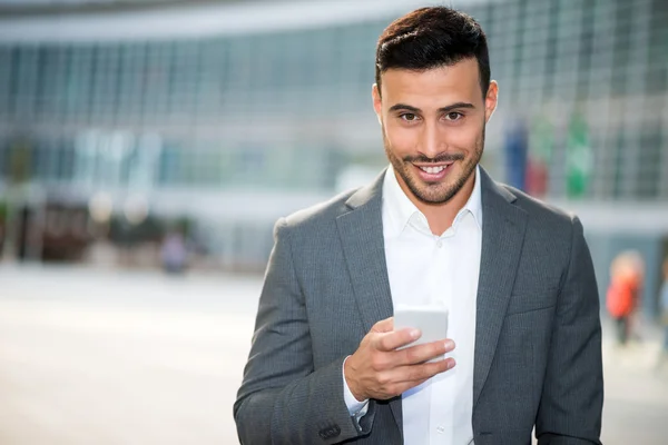 Affärsman som använder sin mobiltelefon — Stockfoto
