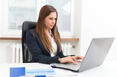 Dizüstü bilgisayar kullanan bir kadın