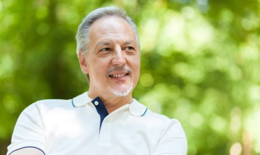 Olgun adam rahatlatıcı bir parkta