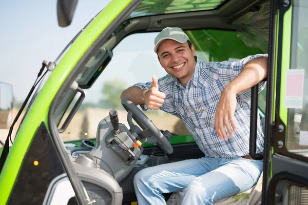 Uśmiechnięty farmer daje kciuk w — Zdjęcie stockowe