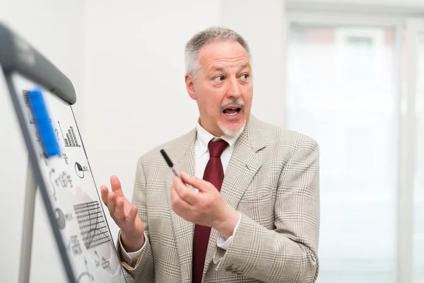 Geschäftsmann zeigt Daten auf Whiteboard — Stockfoto