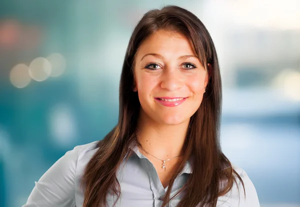 Mujer de negocios en la oficina sonriendo —  Fotos de Stock