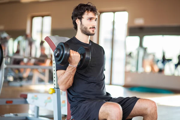 Man utbildning i ett gym — Stockfoto