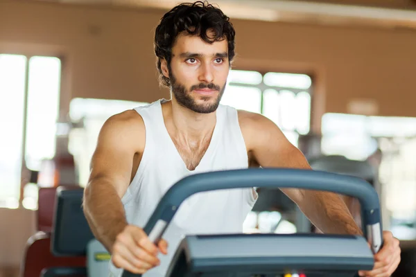 Hombre trabajando en una cinta de correr — Foto de Stock