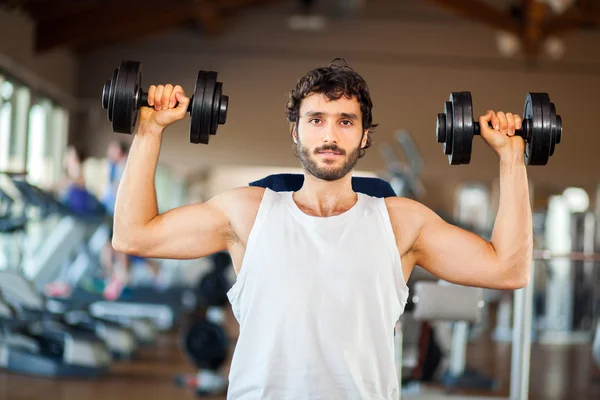 Man lifting weights in gym — Stock Photo, Image