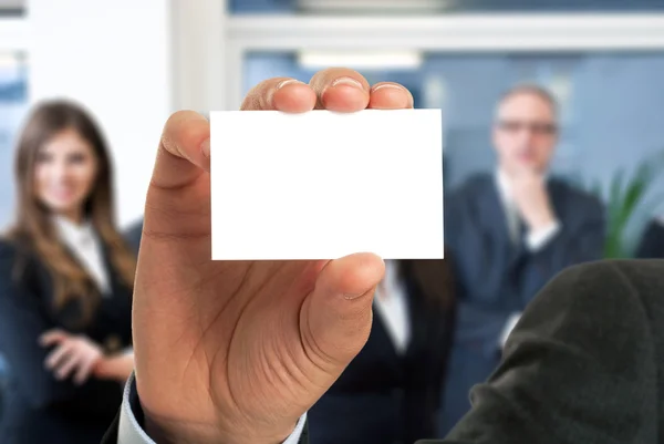 Empresario mostrando una tarjeta de visita vacía — Foto de Stock