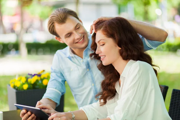 Couple using tablet outdoors — Stock Photo, Image