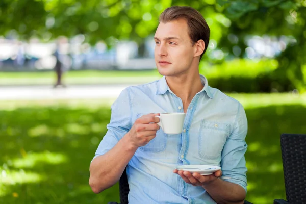 Homem tendo xícara de café ao ar livre Fotografias De Stock Royalty-Free