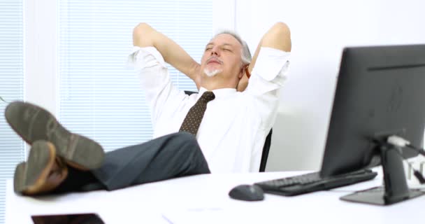 職場で怠惰なビジネスマン — ストック動画