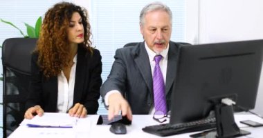 iş arkadaşları tartışıyor