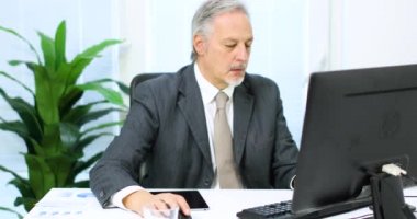 ofiste iş yerinde kızgın işadamı