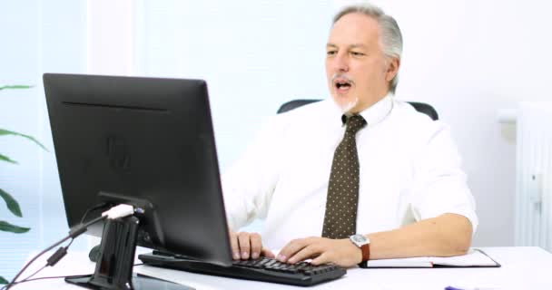 Пожилой мужчина ликует перед компьютером — стоковое видео