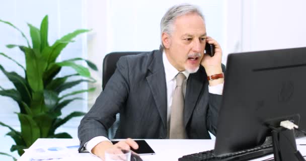 Homem de negócios irritado falando ao telefone — Vídeo de Stock