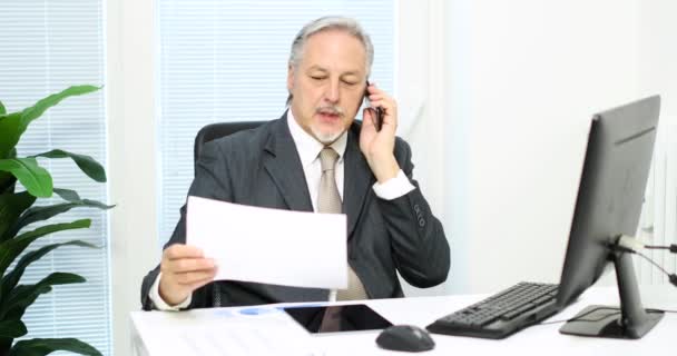 Senior obchodník na telefonu — Stock video