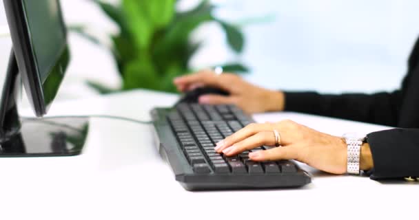 Secretaria escribiendo en un teclado de ordenador — Vídeo de stock