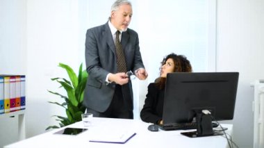 kızgın işadamı işkadını ile iş yerinde