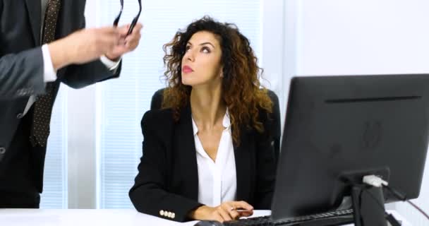 Hombre de negocios enojado en la oficina con la mujer de negocios — Vídeos de Stock