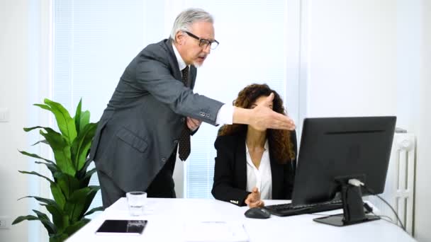 Homem de negócios irritado no trabalho com mulher de negócios — Vídeo de Stock