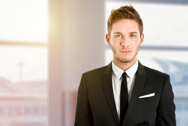 ofis yakışıklı işadamı 