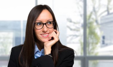 Ofisteki genç iş kadını