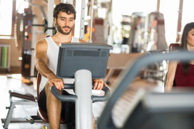 sabit bir bisiklet üzerinde çalışma dışarı insanlar