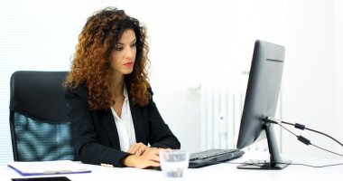 İş kadını dizüstü bilgisayar kullanıyor.