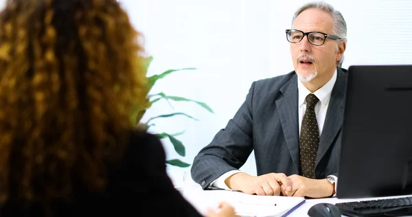 Businessman talking with a businesswoman — Stock Photo, Image