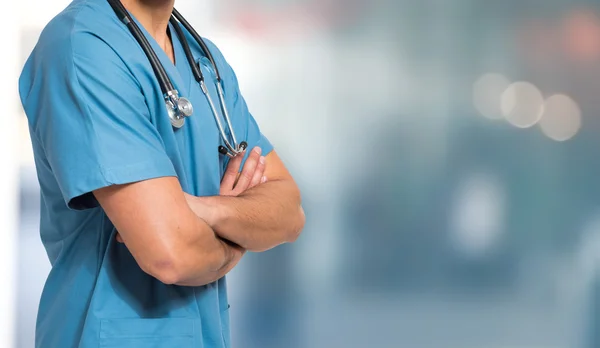Médico em azul desfocado fundo — Fotografia de Stock