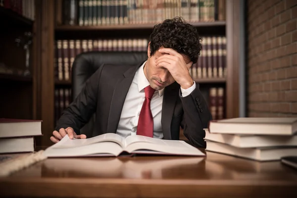 Hombre de negocios cansado leyendo un libro — Foto de Stock