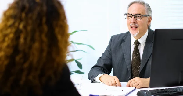 Hombre de negocios hablando con una mujer de negocios —  Fotos de Stock