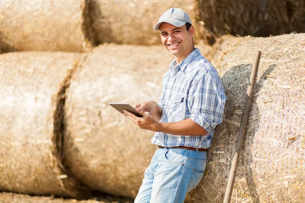 Agricultor usando tableta en el campo — Foto de Stock