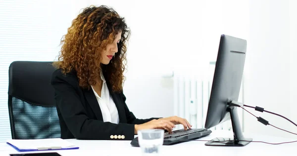 Mujer de negocios usando una computadora portátil —  Fotos de Stock
