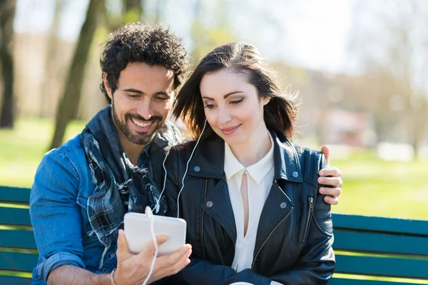 Coppia utilizzando tablet — Foto Stock