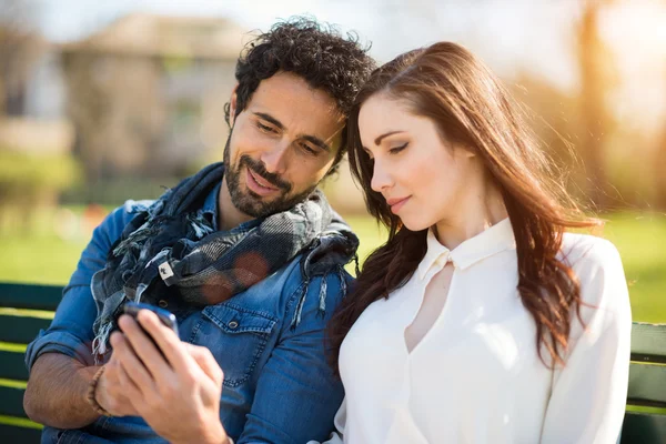 Man showing phone to girlfriend — Stock Photo, Image