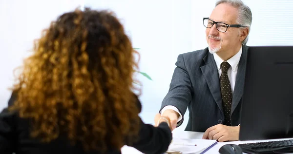 Hombre de negocios hablando con una mujer de negocios —  Fotos de Stock