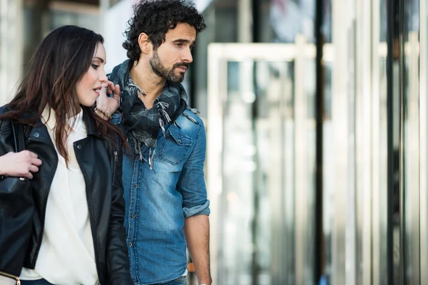 Couple shopping in an urban street — Stock Photo, Image