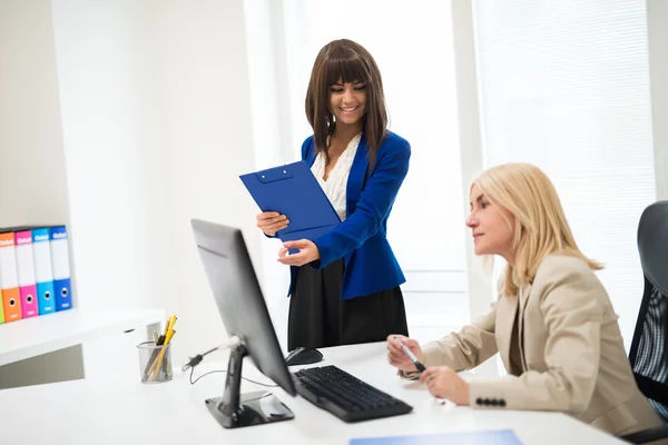 Geschäftsleute bei der Arbeit — Stockfoto