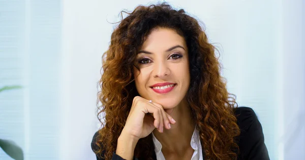 Jeune femme d'affaires dans son bureau — Photo