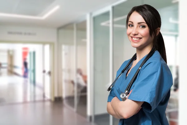 Enfermeira sorridente em um hospital — Fotografia de Stock