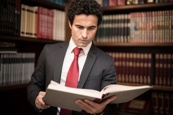 Libro de lectura de hombre de negocios —  Fotos de Stock