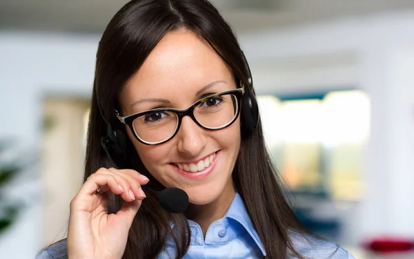 Hermosa mujer usando un auricular — Foto de Stock