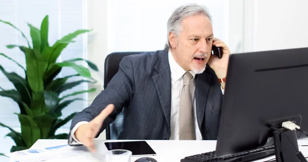 Boos zakenman schreeuwen tegen telefoon — Stockfoto